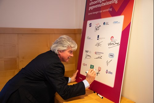 afbeelding Hans Buijing - ondertekening IZA akkoood